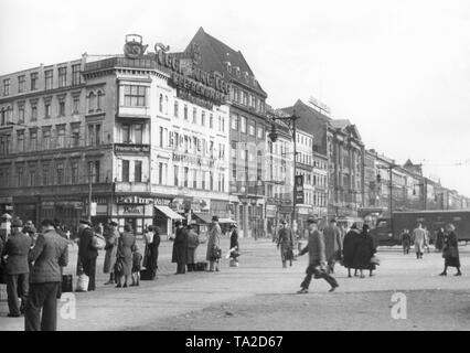 Vista del Saarlandstrasse (cuscinetto questo nome tra il 1935 e il 1947, altrimenti Stresemannstrasse), angolo Anhalterstrasse, in direzione di Hallesches Tor. Il corner house è l'Hotel Preussischer Hof, sopra è una teiera pubblicità. Foto Stock