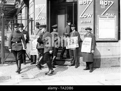 In occasione del Landtag prussiano elezioni, poliziotti votano presso il seggio in Friesenstrasse, Berlino. Di fronte alla stazione di polling sostenitori dei cittadini tedeschi, il NSDAP e il KPD sono in piedi con manifesti elettorali. Foto Stock