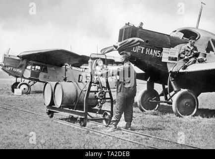 Un Junkers F13 viene rifornito di combustibile per un volo a Karlsruhe. La F13 è stato il primo al mondo di aerei per passeggeri interamente in metallo. Accanto alla F13, Fokker F III. Foto Stock