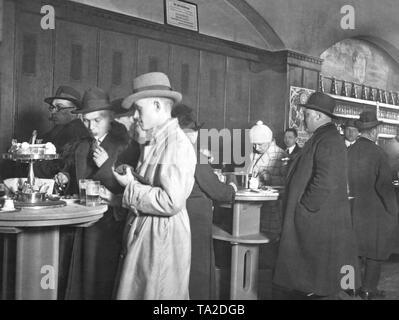 Il ristorante Aschinger, Berlin - Storico: ristoranti, Germania. Il ristorante Aschinger era famoso a Berlino e ben al di là di avere cestini di pane su ogni tavolo che potrebbe essere consumato dagli ospiti gratuitamente. Il Aschinger è stata fondata a Berlino nel 1892 e che era particolarmente conosciuto per la sua grande levatura birrerie. Il primo negozio chiamato 'Bierquelle' è stato inaugurato il 1 settembre 1892 nella Neue Rossstrasse 4. Ulteriori luoghi seguita in luoghi affollati come Lipsia, Potsdamer e Friedrichstrasse, Rosenthaler Platz, Alexanderplatz Hackescher Markt e Werderscher Markt. Foto Stock