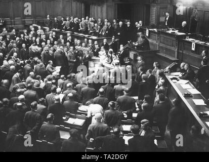In il Landtag prussiano a Berlino il nuovo Presidente del Landtag è stato eletto il 25 maggio 1932. Il vincitore è stato Hanns Kerrl dal NSDAP. La sessione è stata presieduta dal membro più anziano del Parlamento generale Karl Litzmann (destra dietro). Foto Stock