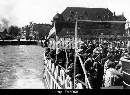 Foto non datata di vacanzieri dell'organizzazione nazista "Kraft durch Freude' ('Sforzo attraverso Gioia") su una gita in barca sul Lago di Costanza nel porto di Costanza. Foto Stock