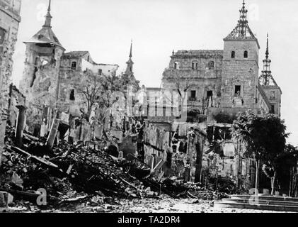 Foto del parzialmente distrutta Alcazar di Toledo dopo che era stato liberato dalla nazionale spagnola di truppe al 26 settembre 1936. Qui, la parzialmente crollata pareti e le quattro torri della fortezza. Foto Stock