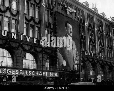 La UFA ha appeso un ritratto di Adolf Hitler sulla facciata del loro edificio in occasione del Fuehrer il compleanno. Foto Stock