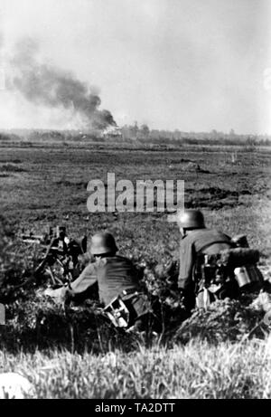 Il tedesco di fanti combattendo le forze sovietiche sul donec anteriore. Essi hanno trincerarsi e alimentate con una mitragliatrice 34th corrispondente di guerra: Ebert. Foto Stock