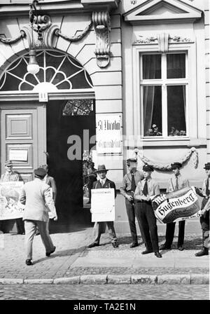 Stazione di polling a Potsdam. I sostenitori del socialismo nazionale e i cittadini tedeschi stand presso la stazione di polling con manifesti elettorali. L NSDAP campagne con "Germania wake up!" Foto Stock