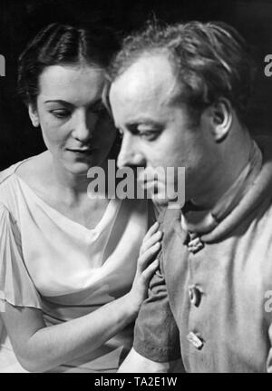 Heinz Ruehmann come slave Androklus e Angela Sallcker come Livia nella commedia "Androcles e il leone' da George Bernard Shaw. Foto Stock