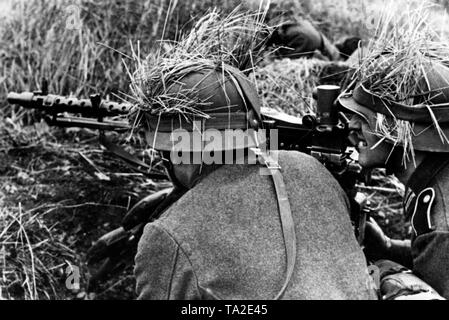 I soldati tedeschi con le pistole di macchina nella Seconda Guerra Mondiale Foto Stock