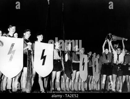 In un gioco al Festival di mezza estate del Deutsches Jungvolk a Berlino, 1935, "caduto" vengono onorati e portato al fuoco dalla gioventù hitleriana. Tali giochi è servita come preparazione per la successiva vita militare dei ragazzi e dovevano la loro formazione per la massima disponibilità a sacrificare se stessi per la patria. Foto Stock