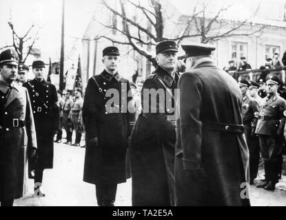 Ernst Neumann (centro, guardando la telecamera), il Memel leader nazista, viene accolto all'arrivo alla celebrazione della ricostruzione della Memel memorial dell'Imperatore Guglielmo I, dopo l'annessione del Memel area mediante il Reich tedesco. Foto Stock