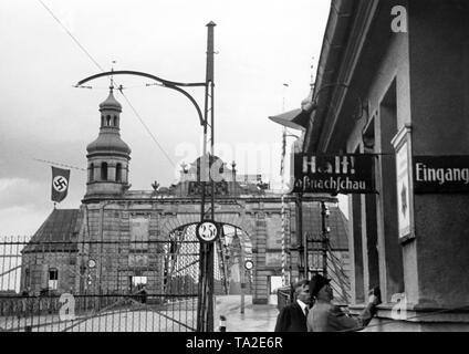 Vista del confine a Tilsit dal lato tedesco del Queen Luise Bridge. Accanto la recinzione di confine, la casa del controllo passaporti. Su una torre del ponte una svastica bandiera soffia. Non datata (foto) Foto Stock