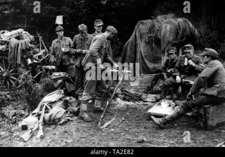 I soldati tedeschi hanno un resto sul loro modo al Beskids anteriore nel nord della Slovacchia. Foto di Propaganda Company (PK): corrispondente di guerra Knaack. Foto Stock