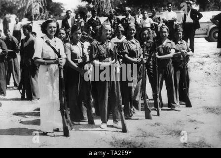 Foto di un gruppo di volontari miliziani repubblicani del Largo Caballero battaglione della UGT Unione (Union general de trabajadores) poco prima della loro partenza per il fronte di Madrid nel mese di settembre, 1936. Le donne sono armate con Gewehr 98 pistole e usura uniformi o tute. Foto Stock