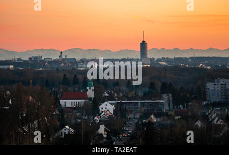 Immagine di panorama di Augsburg skyline con le montagne sullo sfondo Foto Stock