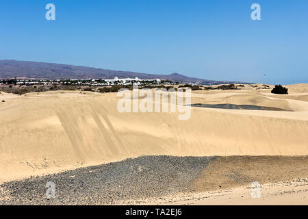 Maspalomas,Gran Canaria - Le dune di sabbia nella famosa area naturale e il villaggio in background . Isole Canarie Spagna Foto Stock