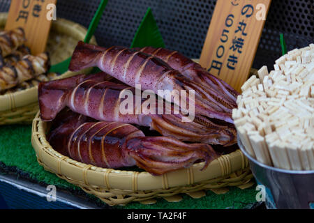 Calamari pronto per essere grigliate in un cibo di strada in stallo in Enoshima Foto Stock