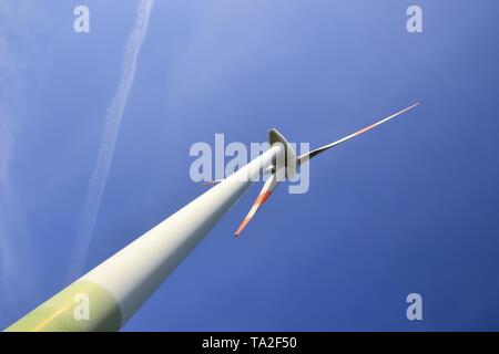 Turbina eolica in un campo vicino a Magdeburgo Foto Stock