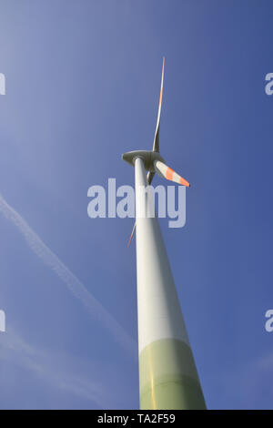 Turbina eolica in un campo vicino a Magdeburgo Foto Stock