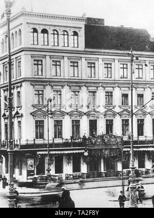 Il primo Café Kranzler a Berlino è stato aperto nel 1825 da Johann Georg Kranzler come una piccola pasticceria in strada "Unter den Linden" nel distretto Mitte di Berlino. Nel 1932 aprì il secondo ramo dell'ex Café des Westens sotto il nome di 'Restaurant und Konditorei Kranzler' in la Joachimstaler Strasse (oggi Joachimsthaler Strasse) nel quartiere Charlottenburg. Entrambi gli edifici sono stati distrutti durante i raid aerei negli anni 1944 e 1945. Foto Stock