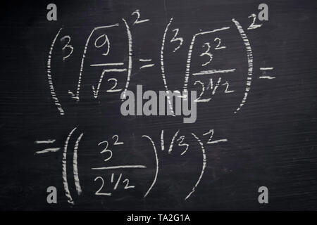 Close-up di formule matematiche scritti su una lavagna. Il concetto di istruzione Foto Stock