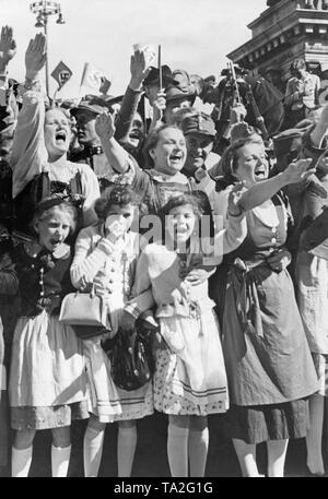 Leader nazista Adolf Hitler visite Klagenfurth, la capitale provinciale della Carinzia. Le ragazze e le giovani donne allietare lui. Foto Stock