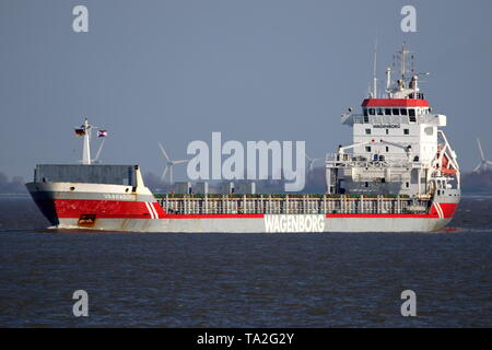 La nave cargo Vaasaborg passa il 15 aprile 2019 Cuxhaven e prosegue verso il Mare del Nord. Foto Stock