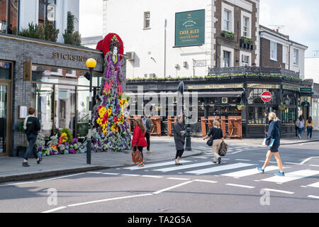 Giapponese-ispirato dea del mare display floreale al di fuori di bastoni n ristorante di sushi in Kings Road per il Chelsea in Fiore 2019. A Chelsea, Londra, Inghilterra Foto Stock