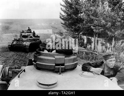 German Panzer IV durante le battaglie a est di Volchansk, un posto sul donec anteriore. Il serbatoio in background è un Panzerkampfwagen IV (Sd.Kfz. 161). corrispondente di guerra: Haehle. Foto Stock