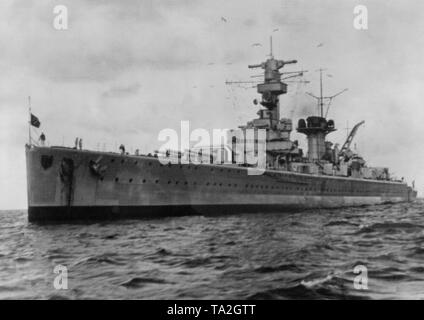 Foto del distrutto parzialmente incrociatore pesante 'Deutschland' quando entrando nel porto di Wilhelmshaven sul Mare del Nord nel giugno 1937. La battaglia navale bandiera soffia alla parte anteriore della prua. Dietro di esso, la torretta con tre canne di pistola calibro (28cm). Foto Stock