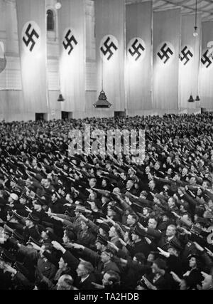 Il Nordwestbahnhalle a Vienna dopo un discorso di Adolf Hitler. Austria venne annessa al Reich tedesco nel marzo 1938. Foto Stock