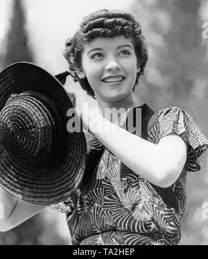 Ritratto di 17-anno-vecchio attrice Marsha Hunt. Indossa un abito con pattern di foglia e un cappello di paglia. Foto Stock