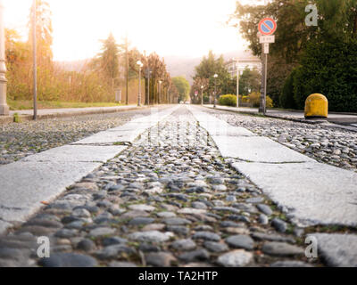 Immagine di vista lungo la strada copplestone dalla prospettiva di fondo Foto Stock