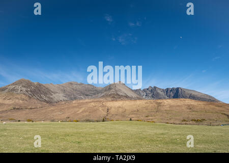 Il Cuillin Mountain Range, visto dal Glenbrittle, Skye, Scozia Foto Stock