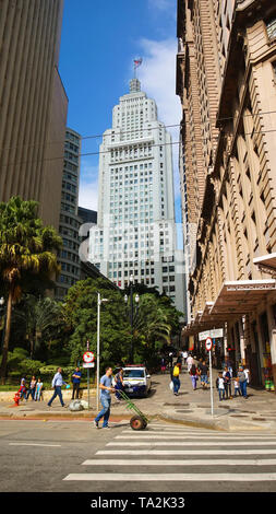 SAO PAULO, Brasile - 9 Maggio 2019: il centro con il vecchio Banespa (Altino Arantes) e Martinelli edifici, Sao Paulo, Brasile Foto Stock