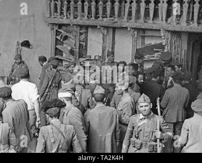 Foto non datata di soldati della nazionale spagnola di forze sotto il comando del generale Franco in una casa nel 1936. In primo piano un soldato nell'uniforme dell'esercito spagnolo con un moschettone e tasche di munizioni guarda nella telecamera. Accanto a lui un soldato di Guardia Civil (a gruppi paramilitari di polizia spagnola unità) con un cappello nero. Foto Stock