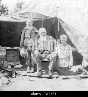 Boers catturata dal Sud Africa, campo di concentramento 1899-1902: Boers in un campo di prigionia alle Bermuda - un vecchio Boer con i suoi nipoti. Foto Stock