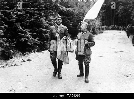 Un parlamentare francese è accompagnato da un tedesco Wehrmacht ufficiale per una unità tedesca. Foto: Maes Foto Stock