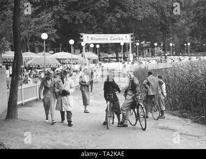 L'escursione ristorante "Krumme Lanke" di Berlino. La figura mostra gli ospiti in piedi davanti all'entrata, come pure tre ciclisti. Foto Stock