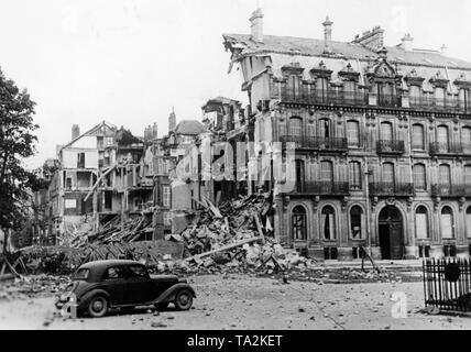 Vista di una rovina fila di case a Sedan. Foto: corrispondente di guerra Schaefer. Foto Stock