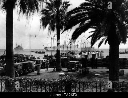 Villeggianti dell'organizzazione nazista "Kraft durch Freude' ('Sforzo attraverso Gioia") andare a bordo della nave da crociera 'Der Deutsche' dopo aver trascorso del tempo a Funchal, Madeira. Foto Stock