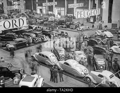 Area espositiva di Peugeot al Motor Show di Parigi 1932. Foto Stock