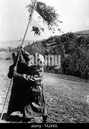 I soldati tedeschi al comando divisionale post impostare la fiamma di una divisione della Wehrmacht prima della battaglia di Mosca sul fronte orientale. Probabilmente è il 8° Divisione di fanteria, che più successivamente è stato rinominato il 8° Jager Division e subordinato al Gruppo di Armate Centro. Foto Stock