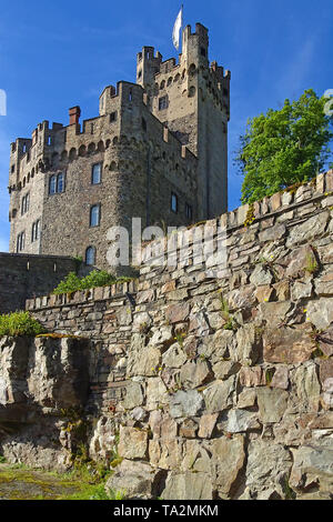 Rheinstein Castello, tra le città di Bingen e Trechtingshausen, sito patrimonio mondiale dell'Unesco, Valle del Reno superiore e centrale, Renania-Palatinato, Germania Foto Stock