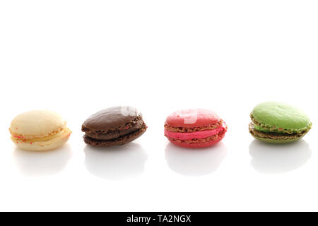 Macaron isolato in uno sfondo bianco Foto Stock