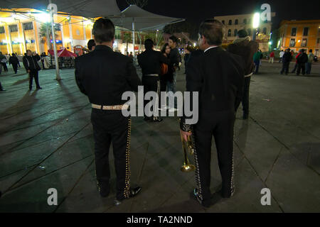 Città del Messico - 2019: Mariachi eseguire per una giovane coppia a Piazza Garibaldi (piazza Garibaldi) su una domenica notte. Foto Stock