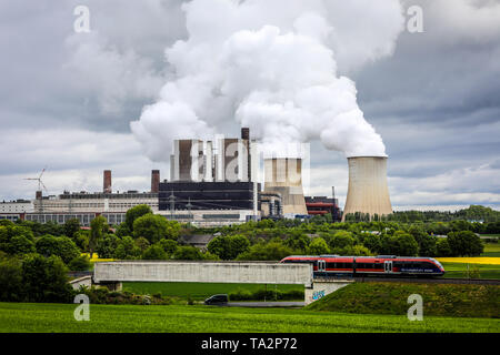 La Eschweiler, Renania, Renania settentrionale-Vestfalia, Germania - RWE's Weisweiler pianta di potere è alimentata con lignite dalla Inden miniera a cielo aperto. La Eschweiler, Foto Stock