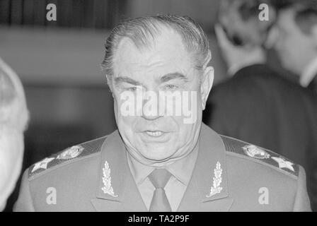 Mosca, URSS - 26 dicembre 1990: il Ministro della difesa dell'URSS Dmitriy Timofeevich Yazov al IV Congresso dei Deputati del Popolo) dell'URSS Foto Stock