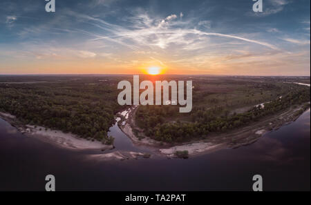 Bellissimo paesaggio con la riflessione, cielo blu e giallo sole in sunrise. Foto Stock