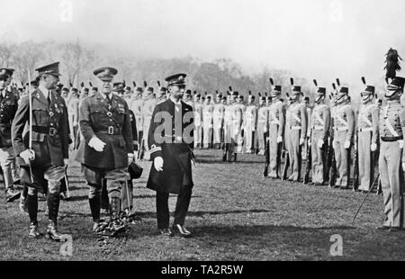 Il fratello del Giappone Hirohito imperatore, Principe Takamatsu (destra) prende il saluto del American cadet school di West Point. Foto Stock