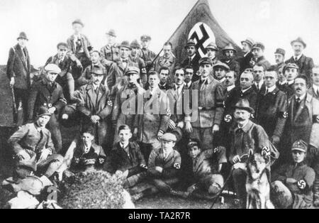 Foto di gruppo di un inizio di SA il distacco durante un mese di marzo in Coburg, una roccaforte della NSDAP. Foto Stock